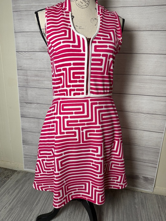 vfish Dresses & Skirts - NWT Sleeveless Pink Geo-Print Zip Front Dress With Pockets Size Small